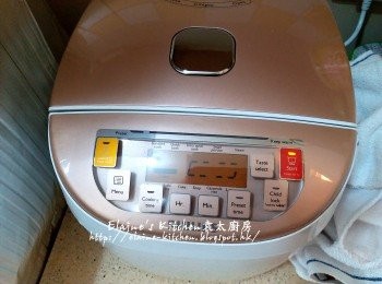 step8: 拌勻後按製將栗子飯煮熟