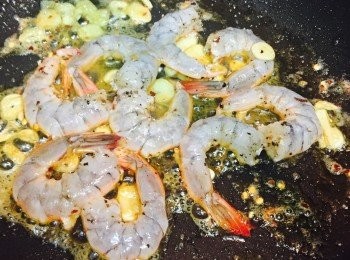 step4: 加入蝦仁，炒匀後加些利酒，快炒至滾起令酒精揮發，加入香芹碎炒匀即可。吃時可加入檸檬汁。