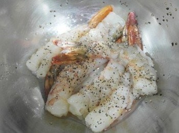 step1: 首先將蝦子去頭去殼留尾~~ 加入鹽.米酒及黑胡椒稍微醃一下!!!