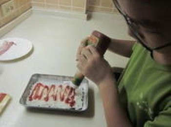 step1: 烤盤鋪上烘焙紙,放上海苔/白飯,擠上蕃茄醬和沙拉醬