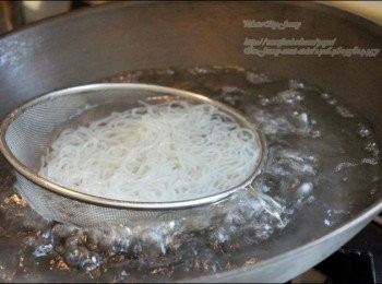 step2: 蒟蒻春雨洗淨用沸水煮約5分鐘，再使用冷水再次沖洗去除強鹼味，瀝乾。