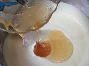 step12: 再將魚膠溶液倒入榴槤芝士漿中，再次混合均勻