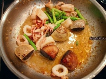 step5: 將焦香的鮮蝦及中捲起鍋備用,加入蘆筍及彩色甜椒和白酒一起翻炒。