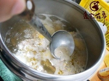 step3: 剛剛浸泡的冬菇水倒入鍋中再加水煮滾，放入土雞腿塊，再滾後放入煸香的香冬菇,轉小火熬煮。持續將湯面泡沫撈起。