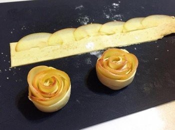 step6: 捲起來後就成了一朵玫瑰花, 邊邊的酥皮沾一點水黏起來