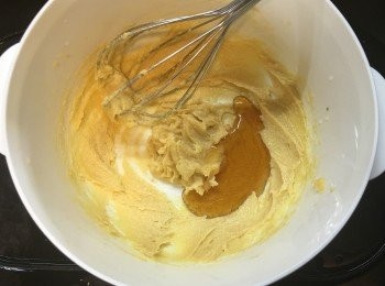 step2: 加入蜜糖再打，會濕少少！