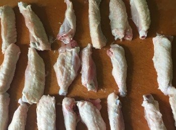 step2:  <a href="https://bit.ly/3zHU5V3" target="_blank" data-keyword="雞翼" class="guide-link"><strong>雞翼</strong></a> <span style="display:inline-block;vertical-align:middle;margin-top:-3px;color:initial;border-radius:3px;padding:2px 3px;font-size:12px;line-height:14px;background:#87d300;color:#fff;">即買</span> 解凍、洗淨，用廚房紙抹乾水份；用廚房剪或刀在中間開2，成單骨<a href="https://bit.ly/3zHU5V3" target="_blank" data-keyword="雞翼" class="guide-link"><strong>雞翼</strong></a> <span style="display:inline-block;vertical-align:middle;margin-top:-3px;color:initial;border-radius:3px;padding:2px 3px;font-size:12px;line-height:14px;background:#87d300;color:#fff;">即買</span> ；加入沙爹BBQ醃料及乾香料最少醃1-2小時。