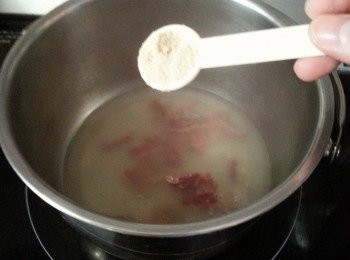 step3: 用1杯水加入金華火腿煮15分鐘,加雞粉及鹽調味,試味