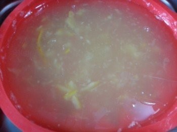 step8: 座於冰水上不停慢慢攪拌,直至柚子蜜中的柚子不會沉底(浸冰水作用是令加速柚子水份冷卻,魚膠粉起作用,柚子才不會沉底)放入雪櫃雪凍即可(最好雪一晚才夠硬身)