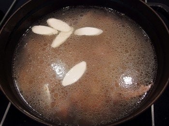 step3: 四神先用水清洗過(去雜質),再加入到鍋中煮20分鐘。