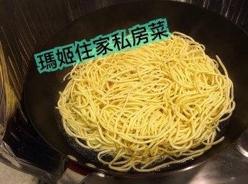 step5: 煲滾水下伊麵👉🏻留意伊面其實好快就熟👉🏻用筲箕盛住伊面👉🏻用水喉水過冷河👉🏻備用