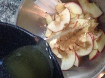 step2: <span class="group_2">糖漿</span>--小火"煮滾"（太稠的話可加少許檸檬汁），然後將煮滾的<span class="group_2">糖漿</span>趁熱倒入蘋果中輕輕拌均勻,再加入少許肉桂粉和半顆檸檬汁後拌均勻即可放涼備用.