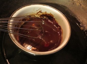 step2: 黄油和巧克力隔水溶化，然后放置在室温下备用，另一个大碗里倒入糖、鸡蛋、香草精徹底搅拌均匀。