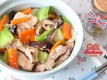 step5: 灑上少許芝麻，一道清淡又不失營養均衡的美味料理完成!