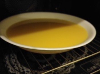 step2: 蛋發混後加入雞湯或瑤柱上湯唔夠225ml就加水到足夠份量,再加入部份乾瑤柱留部份放面。