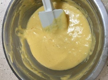 step5: 加入芝士糊，以打旦器高速打至均勻，
轉用膠刮，加入粉類，以切拌法拌入，要輕手
拌勻後，再加入菜油，同樣以切拌法拌入