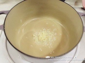 step5: 鍋子下少許橄欖油, 倒入蒜泥炒香