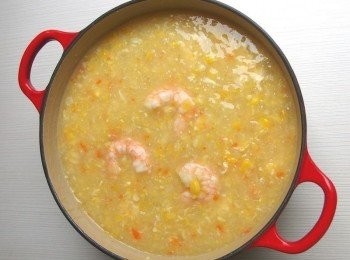 step6: 煮滾後加入海鹽調味,再將蝦仁及地瓜粉水加入湯裡(邊攪拌邊調整勾芡的濃度),最後將蛋汁加入煮成蛋花狀