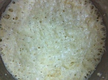 step3: 發酵完畢，取出麵團【在工作臺上灑上適量的高筋麵粉，以防麵團粘住】。