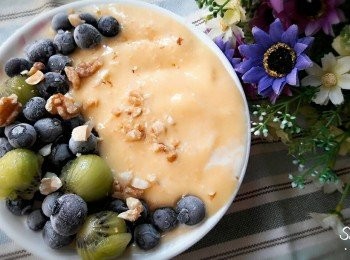 step2: 隔天早上把芒果和優格一起打成泥狀, 加入容器中 , 再放上水果和堅果即可