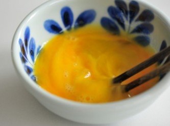 step3: 雞蛋用筷子輕輕打發，注意不要過分拌勻，以免影響滑蛋質感