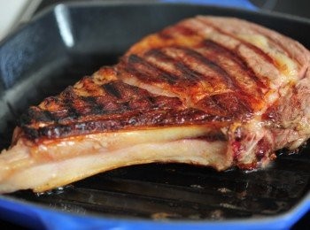 step4: 掃上橄欖油
反轉牛扒
重覆向十點及兩點再煎，時間一樣