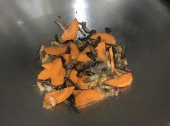 step3: 再放紅蘿蔔片略炒。