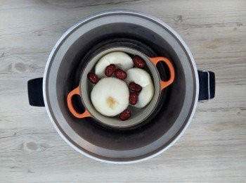 step3: 將裝好水梨的鍋子放入電鍋裡,外鍋倒入一米杯的水量做蒸煮。