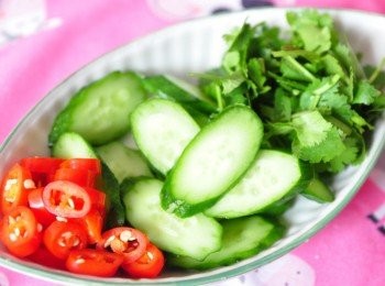 step5: 另外準備拌炒<span class="group_1">食材</span>:大紅辣椒切薄片、小黃瓜切斜片狀、香菜切小段