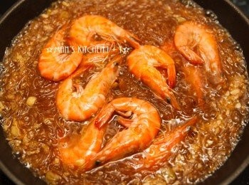 step5: 等到粉絲煮軟後將鮮蝦重新倒回鍋內煮熟就完成了喔。