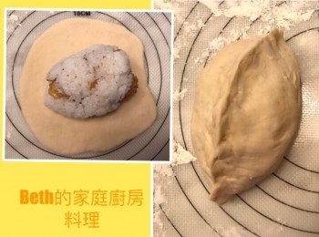 step4: 取2個小麵糰滾圓，桿成直接15-16公分的包子皮，放上飯糰，將包子皮對折，將中心點壓緊，然後從其中一邊的最外側往中間捏緊，另一邊也一樣。
共做了3個飯糰內餡的包子。