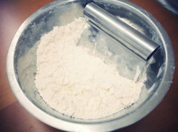 step5: 用刮刀將奶油丁用切的方式與麵粉混合均勻!!