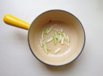 step2: 準備一個小湯鍋，加一小匙的油將蔥白爆香。