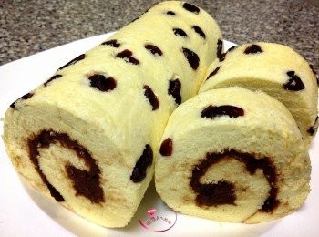 step12: 固定好的蛋糕捲拿出切塊〜完成了〜