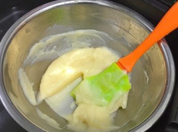 step3: 再將熱鮮奶倒入麵糊中，隔水加熱，不停攪伴至糊狀，即離火放涼備用