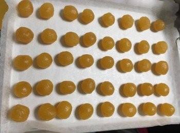 step1: 將牛油放室溫，軟後加糖粉打勻，再分2次加入雞蛋拌勻，加入低筋麵粉及粟粉，搓勻，不用起筋，放雪櫃冷藏半小時，將菠蘿餡每 15 g 搓成一粒，準備共35粒；