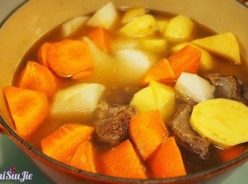 step7: 加入薯仔，甘荀，白蘿蔔及雞湯，拌勻加蓋用中大火煮滾。