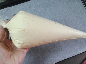 step4: 將蛋漿倒入擠花袋內，可用圓形擠花嘴或剪去袋口的一小角
