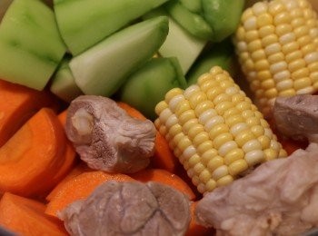 step1: - 將合掌瓜及紅蘿蔔去皮切件