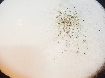 step2: 鑊中放入忌廉和椰奶，拌匀鹽和黑椒調味，加熱煮至冒煙起泡泡，熄火。