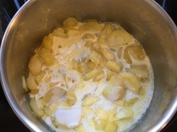 step3: 用30克牛油加少許橄欖油炒中大火炒蘿蔔一分鐘，加入50毫升牛奶，轉慢火煮蘿蔔至軟身。加鹽和黑糊椒調味。最後加入少許忌廉。