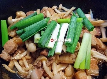 step6: 放入葱段，拌炒一下即可。