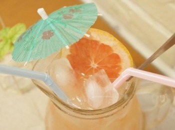 step5: 顏色還真是夢幻的好喝^^b 也可以加綠茶喔..變成新鮮的葡萄柚綠囉!!!