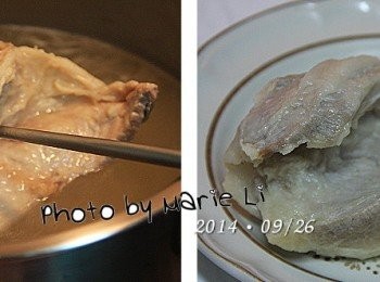 step1: 好啦，我承認我對豬肉一整個很不熟
對不起，我真的不知道這是豬哪一個部位的肉？
只知道它很適合拿來做汆燙，很嫩很好吃

這道菜的做法超簡單，因為我也做得很隨性~

首先，先將豬肉洗淨放進裝了水的深鍋裡
水量要淹過肉的高度再多一些
然後打開瓦斯爐
以大火將水煮沸後轉中小火
續煮約 30~50分鐘 (視肉塊的大小而定)

熄火之後不要馬上取出肉片
讓肉片在湯汁中浸泡一段時間
通常我都會等所有菜都料理完成
要切片擺盤供食用時才取出。