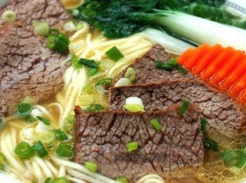 step7: 將清燉好的牛肉切成片狀,搭配豐富又有層次的湯頭,麵條吸附了美味的湯汁,每一口都嚐得到牛肉真正的好滋味。