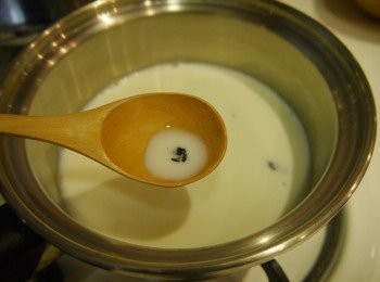 step5: 卡士達醬: 小火溫熱牛奶，加入香草籽。