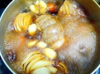 step3: 將所有<span class="group_2">調味料</span>,紅蘿蔔和洋蔥和梅花肉統統放進鍋子裡中小火煮30分鐘後, 再讓它繼續泡在湯汁裡約30-40分鐘後取出,待肉溫涼之後就可以把繩子拆開食用