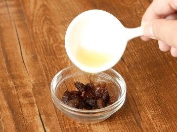 step1: 把冧酒加入提子乾中浸泡備用。