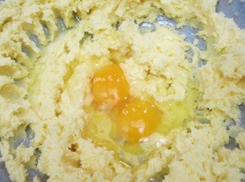 step3: 加入蛋液 + 鮮奶打發均勻