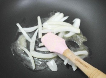 step1: 在鍋中融化奶油~~ 加入洋蔥絲一起拌炒^^